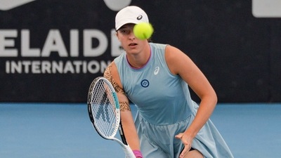 Poland's Iga Swiatek hits a return against Switzerland's Jil Teichmann during their women's singles semi-final match at the Adelaide International tennis tournament in Adelaide on February 26, 2021. (Photo by Brenton EDWARDS / AFP) (AFP) Poland's Iga Swiatek hits a return against Switzerland's Jil Teichmann during their women's singles semi-final match at the Adelaide International tennis tournament in Adelaide on February 26, 2021. (Photo by Brenton EDWARDS / AFP) (AFP)
