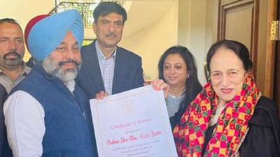 Cabinet minister Gurkirat Singh Kotli honours Padma Shri Rajni Bector at her house in Ludhiana on Saturday. (HT Photo) Cabinet minister Gurkirat Singh Kotli honours Padma Shri Rajni Bector at her house in Ludhiana on Saturday. (HT Photo)
