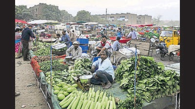 Prices of onion have dropped from  ₹35 to  ₹30 per kg at apni mandis in Chandigarh. (HT file)