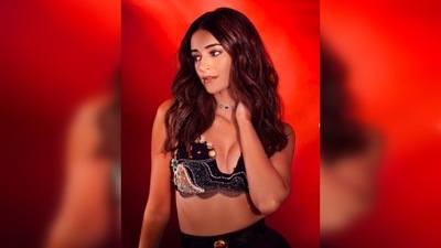 For makeup, Ananya Panday decided to wear minimal makeup and flaunt her glass skin. (Instagram/@ananyapanday) For makeup, Ananya Panday decided to wear minimal makeup and flaunt her glass skin. (Instagram/@ananyapanday)