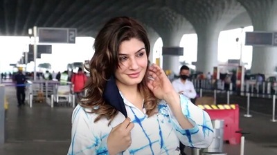 Raveena Tandon takes her mask off and poses for paparazzi outside Mumbai airport. (Varinder Chawla) 