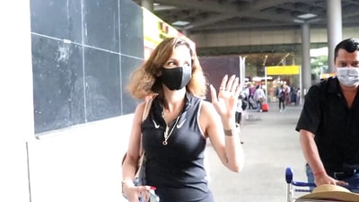 Sussanne Khan waves at paparazzi outside Mumbai airport. (Varinder Chawla) 