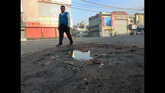 The road where the leakage is taking place is also full of potholes and accidents have taken place in the past, said Arvind Sharma, RTI activist. (HT Photo)