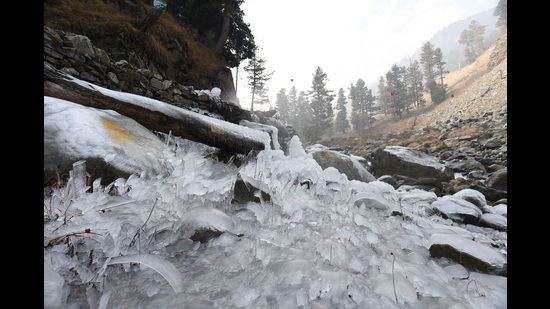 Ahead of the snowfall forecast from Saturday night, the administration has closed the Bandipora-Gurez road for traffic as a precautionary measure. Srinagar and other parts of Kashmir recorded another cold night and a cloudy day engulfed with fog. (Waseem Andrabi/HT)