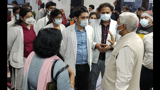 MLN Medical College principal Dr SP Singh holding talks with protesting junior resident doctors at SRN Hospital on Saturday (HT)