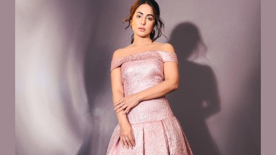 Completing her attire with a pair of nude pink pointed-toe heels, Hina accessorised her look with a pair of ruby-studded earrings and a finger ring from Gehna Jewellers.(Instagram/realhinakhan)