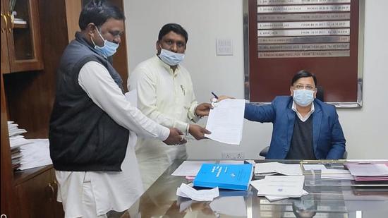 Prem Pal Chauhan, one of the Congress rebel candidates, filing his nomination papers as an Independent from Ward No. 15 in Chandigarh MC election. (HT Photo)
