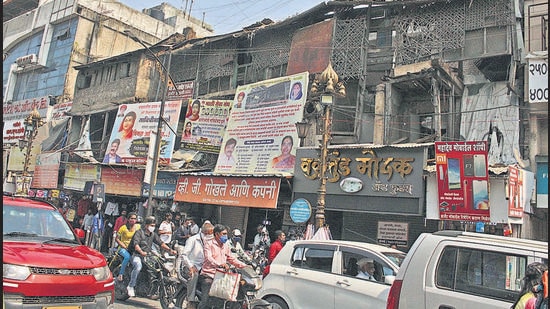 Bhide Wada, where India's first girls's school was opened by Jyotiba and Savitribai Phule in Budhwar peth is lying in a dilapidated state after it was shut down 15 years ago. (HT PHOTO)