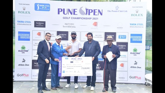 Chandigarh’s Abhijit Singh Chadha (centre) receiving his cheque for winning the Pune Open Golf Championship 2021 on Saturday. (HT Photo) Chandigarh’s Abhijit Singh Chadha (centre) receiving his cheque for winning the Pune Open Golf Championship 2021 on Saturday. (HT Photo)