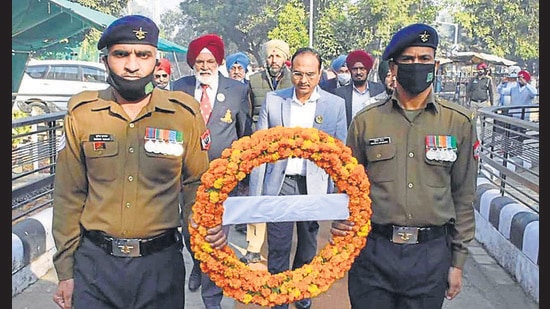DC Varinder Kumar Sharma pays floral tribute to the hero of 1971 Indo-Pak war, Nirmaljit Singh Sekhon, at his statue in DC office in Ludhiana on Saturday, December 04, 2021 (Gurpreet Singh/HT)
