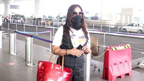 Richa Chadha poses for paparazzi outside Mumbai Airport. (Varinder Chawla)