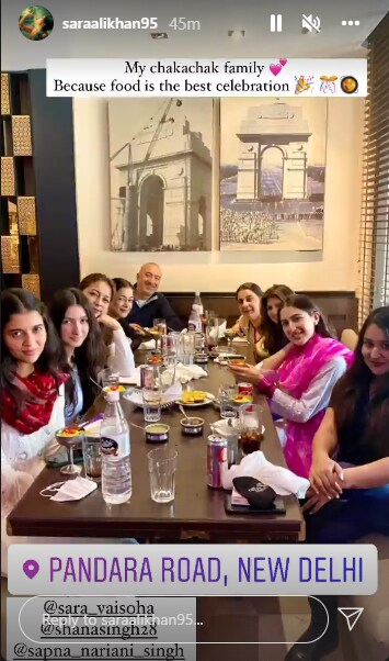 Sarah Ali Khan almorzando en Bandara Road en Delhi.  (Instagram)