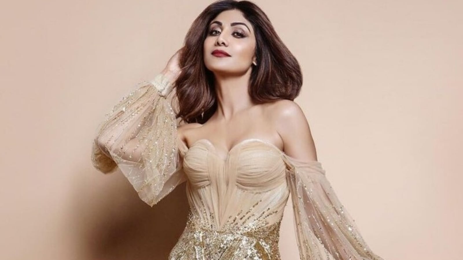 1600px x 900px - Sparkle on, darling: Shilpa Shetty in nude shimmery gown gives us a  retro-chic moment | Fashion Trends - Hindustan Times