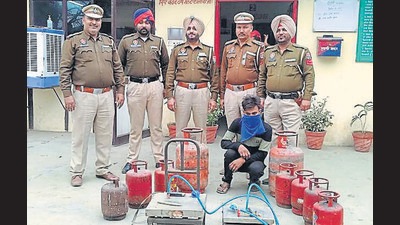 The Ludhiana police received information that the accused shopkeeper refilled small LPG cylinders from regular ones and sold them to labourers at a higher price. (HT PHOTO )