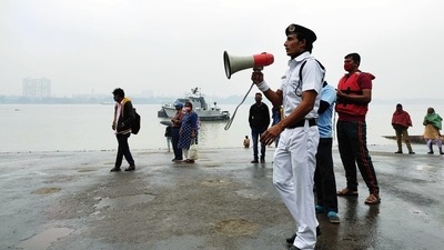 The West Bengal government stopped ferry services on the Hooghly River and urged tourists not to visit seaside resorts such as Digha, Mandarmani, Bakkhali, Frazerganj, and other coastal areas on the weekend. (ANI) The West Bengal government stopped ferry services on the Hooghly River and urged tourists not to visit seaside resorts such as Digha, Mandarmani, Bakkhali, Frazerganj, and other coastal areas on the weekend. (ANI)