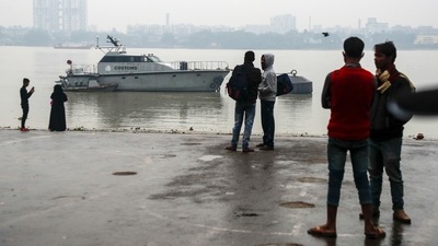Tourists were seen wading into waters and taking photographs of the choppy sea in Digha in Purba Medinipur district and Bakkhali in South 24 Parganas, ignoring the warnings of disaster management personnel camping there. (AP) Tourists were seen wading into waters and taking photographs of the choppy sea in Digha in Purba Medinipur district and Bakkhali in South 24 Parganas, ignoring the warnings of disaster management personnel camping there. (AP)
