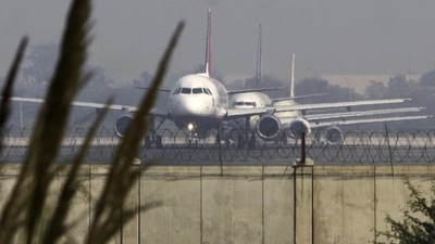 Jain said banning international flights is the most effective way to contain the spread of Omicron. (HT File Photo/Representative Image) Jain said banning international flights is the most effective way to contain the spread of Omicron. (HT File Photo/Representative Image)