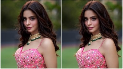 To complete the ensemble, the star carried a matching pink organza dupatta in her hands. It also came adorned with gold and silver embellishments in floral patterns done all over the borders. (Instagram/@aamnasharifofficial)