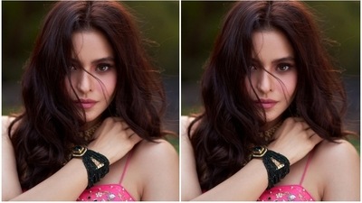 Aamna wore the blouse with a high waist lehenga adorned with mirror embellishments on the waistline, tulle lining, and a flowy ghera that provided a dreamy vibe. (Instagram/@aamnasharifofficial)