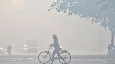 Met officials said temperatures are expected to fall in the coming days after the western disturbance passes. (Sanchit Khanna/HT file photo)