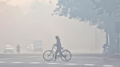 A cyclist crosses a road in Azadpur, New Delhi. (Sanchit Khanna / HT Photo)