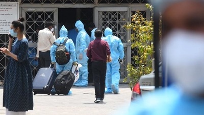 File image of doctors and medical staff attending to a family of Covid patients in a Delhi hospital. (Raj K Raj/HT PHOTO)
