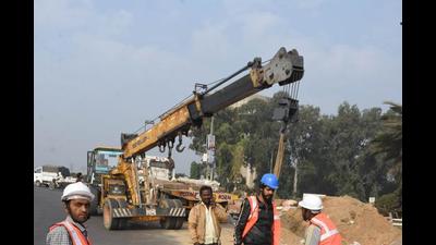 Under the Smart City Mission, the municipal corporation (MC) has issued work orders for the installation of LED lights at the statues of martyrs Bhagat Singh, Rajguru and Sukhdev on Jagraon Bridge and installation of the 100-foot-high Tricolour near them. (HT Photo)