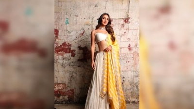 This neutral lehenga set teamed with a bright yellow dupatta with golden borders is the perfect lehenga for any outdoor wedding function. (Instagram/@kiaraaliaadvani) This neutral lehenga set teamed with a bright yellow dupatta with golden borders is the perfect lehenga for any outdoor wedding function. (Instagram/@kiaraaliaadvani)