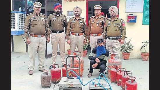 The Ludhiana police received information that the accused shopkeeper refilled small LPG cylinders from regular ones and sold them to labourers at a higher price. (HT PHOTO )