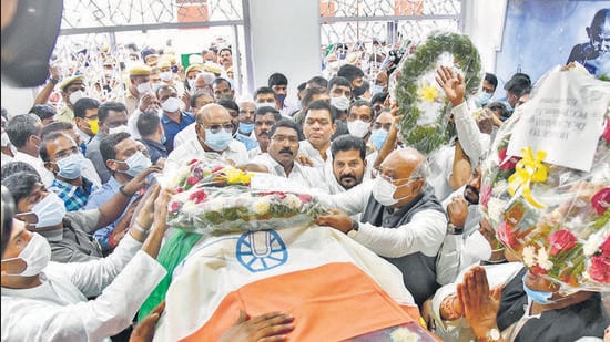 Leader of Opposition in the Rajya Sabha M. Mallikarjun Kharge, Telangana Pradesh Congress Committee chief and Malkajgiri MP A. Revanth Reddy and others pay their last respects to former CM K Rosaiah, who passed away at the age of 88 at Gandhi Bhavan in Hyderabad on Sunday. (PTI)