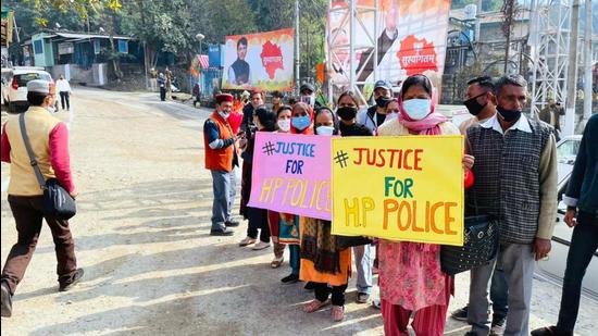 When BJP’s national chief JP Nadda was leaving after inaugurating OPD at AIIMS in Bilaspur on Sunday, the protesters stopped his convoy at the gate and handed him a memorandum related to their demands regarding disparity in pay of constables. (HT Photo) When BJP’s national chief JP Nadda was leaving after inaugurating OPD at AIIMS in Bilaspur on Sunday, the protesters stopped his convoy at the gate and handed him a memorandum related to their demands regarding disparity in pay of constables. (HT Photo)
