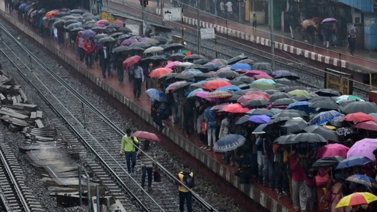 Rain lashed Kolkata and other southern parts of West Bengal on Sunday with cyclonic storm Jawad laying centred 180 km from Visakhapatnam in Andhra Pradesh.(ANI)