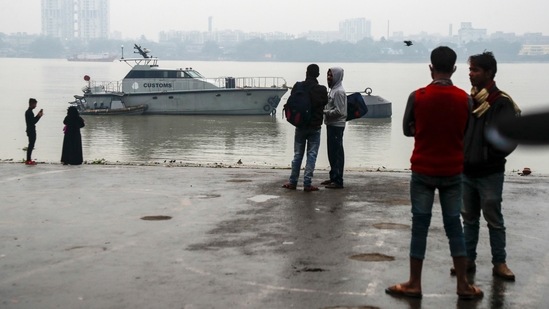 Tourists were seen wading into waters and taking photographs of the choppy sea in Digha in Purba Medinipur district and Bakkhali in South 24 Parganas, ignoring the warnings of disaster management personnel camping there.(AP)