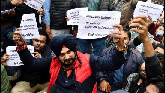 Punjab Congress chief Navjot Singh Sidhu joins Delhi government guest teachers who are holding a protest over their demand for permanent jobs outside the residence of chief minister Arvind Kejriwal, in New Delhi on Sunday. (ANI)