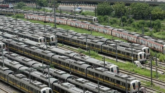 Delhi Metro Rail Corporation has installed 14 anti-smog guns (ASG) at 12 of its construction sites.(Biplov Bhuyan/HT PHOTO) Delhi Metro Rail Corporation has installed 14 anti-smog guns (ASG) at 12 of its construction sites.(Biplov Bhuyan/HT PHOTO)