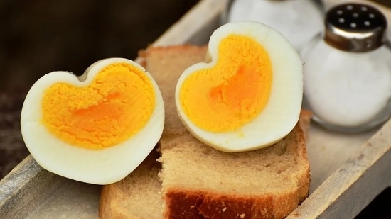 Eggs: A rich source of good quality protein, eating eggs for breakfast can make you feel full and keep energy levels high. Eggs have 13 different kinds of vitamins and minerals, omega-3 fatty acids and antioxidants(Pixabay)