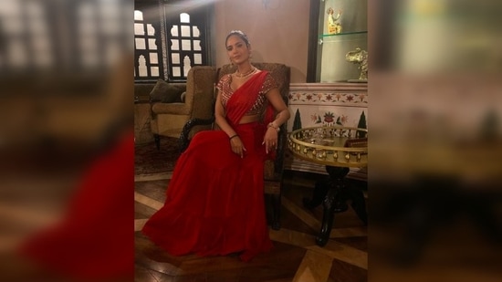 Esha Gupta picked this stunning outfit from the shelves of Varun Bahl Couture's collection who is known for his classical Indian attires that has a modern touch.(Instagram/@egupta)