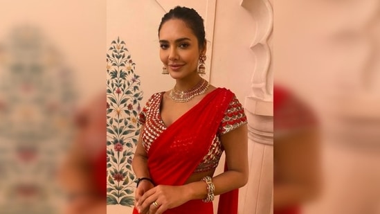 Esha Gupta styled her look with traditional jewellery from Parina International.(Instagram/@egupta)