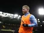 Soccer Football - Premier League - Watford v Manchester City - Vicarage Road, Watford, Britain - December 4, 2021 Manchester City's Kevin De Bruyne warms up as a substitute REUTERS/David Klein EDITORIAL USE ONLY. No use with unauthorized audio, video, data, fixture lists, club/league logos or 'live' services. Online in-match use limited to 75 images, no video emulation. No use in betting, games or single club /league/player publications.  Please contact your account representative for further details.