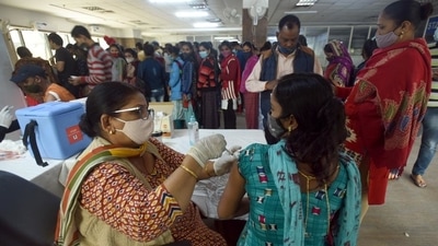 A total of 21 cases of Omicron have been detected in the last couple of days in India, with some experts pushing for a booster shot to the already vaccinated to minimise the effect of the pandemic. (Sunil Ghosh/HT) A total of 21 cases of Omicron have been detected in the last couple of days in India, with some experts pushing for a booster shot to the already vaccinated to minimise the effect of the pandemic. (Sunil Ghosh/HT)