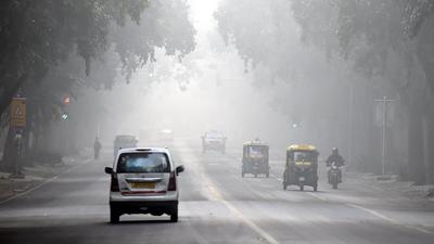 Delhi recorded a maximum temperature of 24.8°C on Monday, one degree above normal, and the minimum was recorded at 15°C, six degrees above normal. (Arvind Yadav/HT Photo)
