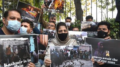Former Jammu and Kashmir chief minister Mehbooba Mufti staging a dharna at Jantar Mantar in New Delhi on Monday. (Arvind Yadav / Hindustan Times) Former Jammu and Kashmir chief minister Mehbooba Mufti staging a dharna at Jantar Mantar in New Delhi on Monday. (Arvind Yadav / Hindustan Times)