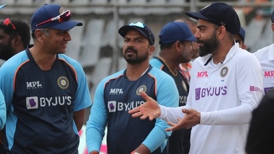 Virat Kohli speaks with coach Rahul Dravid on Day 4 of the second Test against New Zealand&nbsp; (AP)