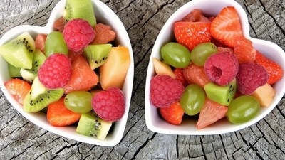 Fresh fruits and vegetables: Eat apples, oranges, mangoes, avocados, lemon, bananas, and berries. Even vegetables such as sweet potato, broccoli, green and red bell peppers, spinach, and tomato can be eaten. (Pixabay)