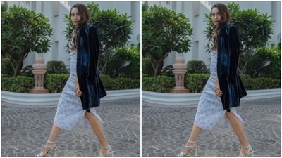 Karisma teamed a printed white slip-in dress with a blue velvet oversized blazer. (Instagram/@therealkarismakapoor)