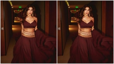 Janhvi's midriff-baring blouse came with zari details and hugged her shape perfectly. (Instagram/@janhvikapoor)