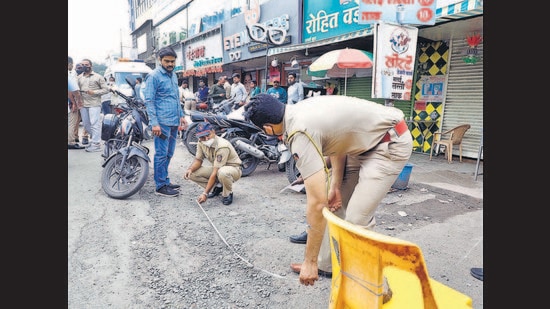 Police said the attack took place a little after 11.30am outside Rohit Wadwewale, a local eatery, not far away from Bharati Vidyapeeth police chowky. (Rahul Raut/HT PHOTO)