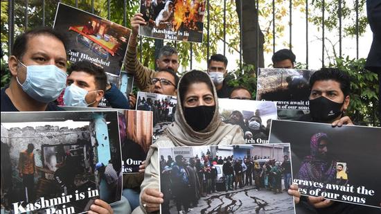 Former Jammu and Kashmir chief minister Mehbooba Mufti staging a dharna at Jantar Mantar in New Delhi on Monday. (Arvind Yadav / Hindustan Times)