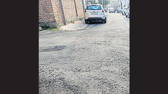 Ludhiana officials had earlier landed in a soup over spending ₹212 crore on road repair and maintenance work from 2015 to 2020, as mentioned in a reply to a RTI application filed by a city-based activist. (HT Photo)