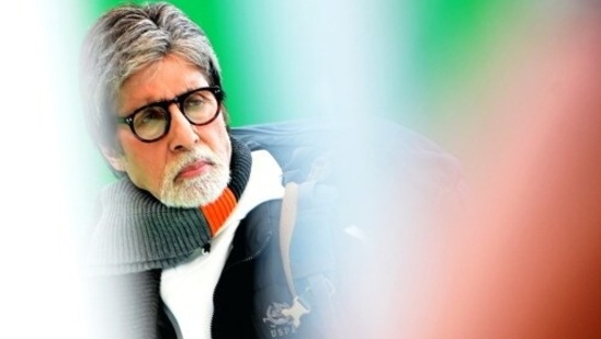In the pictures, Amitabh Bachchan wore a white sweatshirt under a jacket and carried a muffler around his neck.